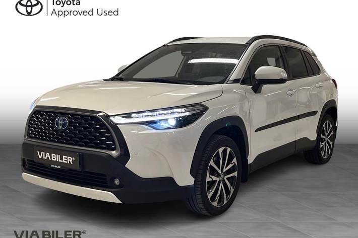 Hvid Toyota Corolla Cross fra 2023 set udefra