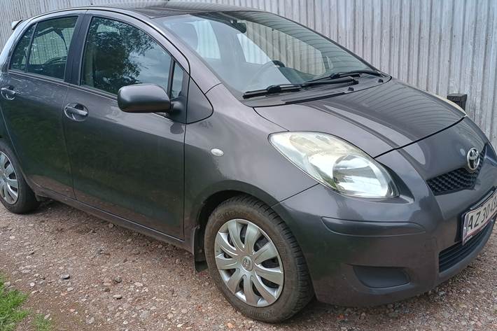 Grå Toyota Yaris fra 2009