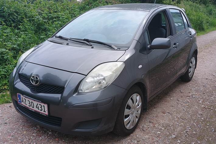 Grå Toyota Yaris fra 2009