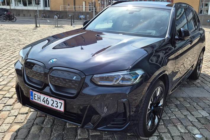 Sort BMW iX3 fra 2022 set udefra
