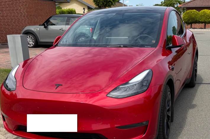 Rød Tesla Model Y fra 2022 set udefra