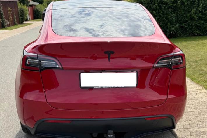Rød Tesla Model Y fra 2022