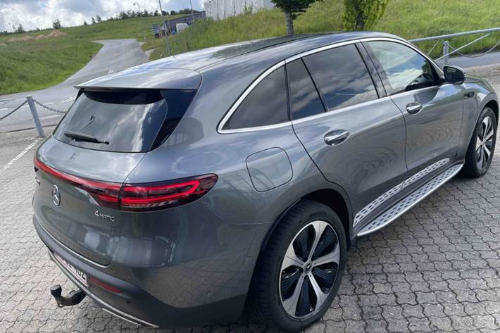 Grå Mercedes EQC400 fra 2020