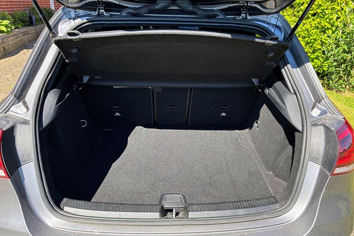 Grå Mercedes A-Klasse fra 2019