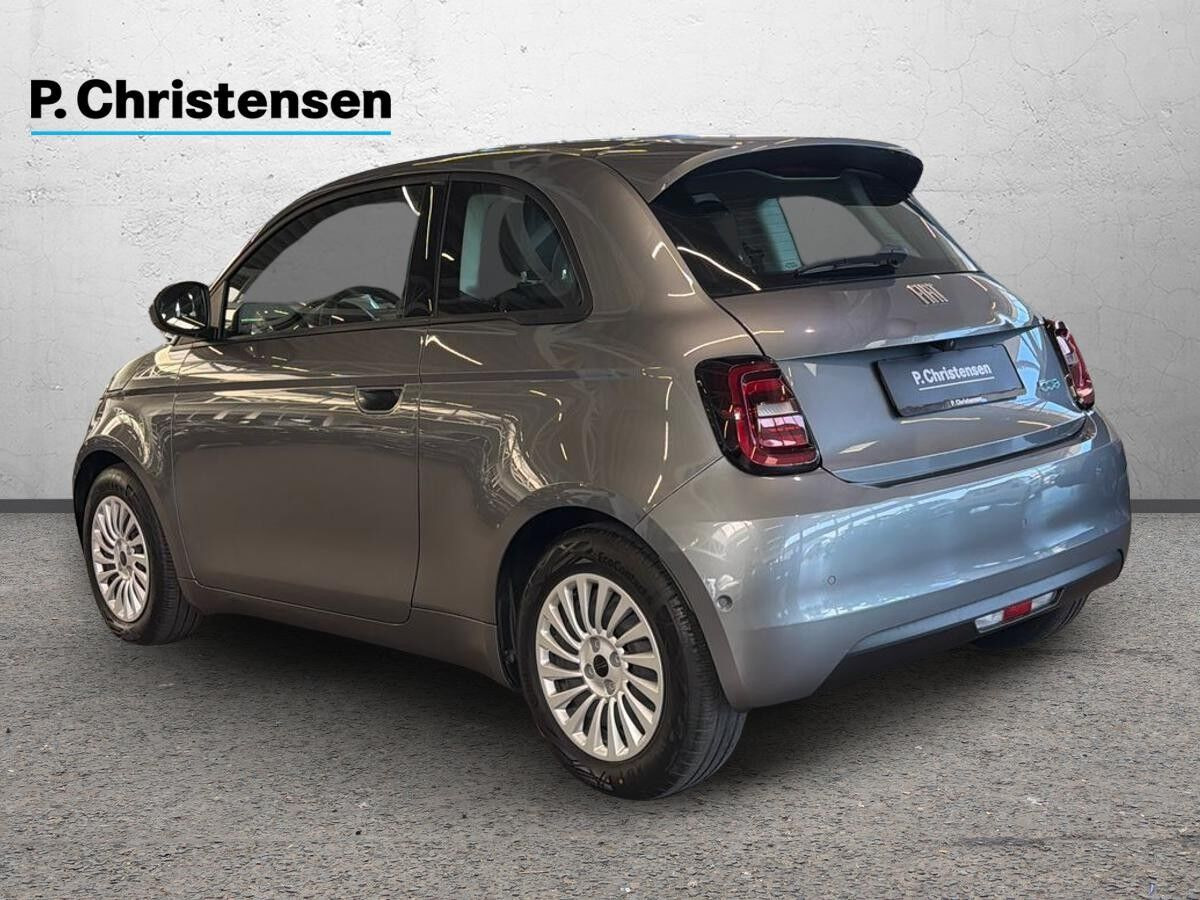 Grå Fiat 500e fra 2023