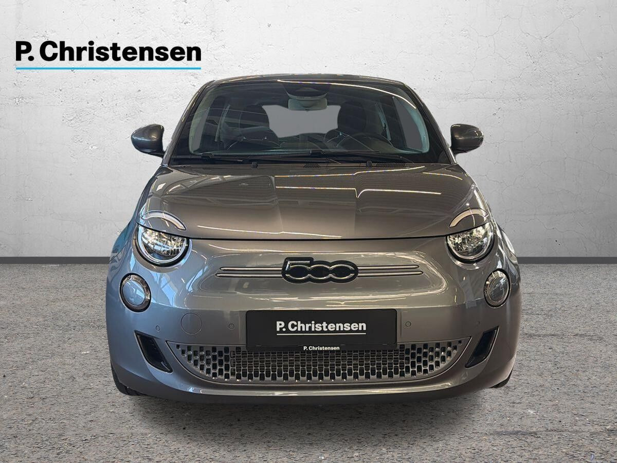 Grå Fiat 500e fra 2023