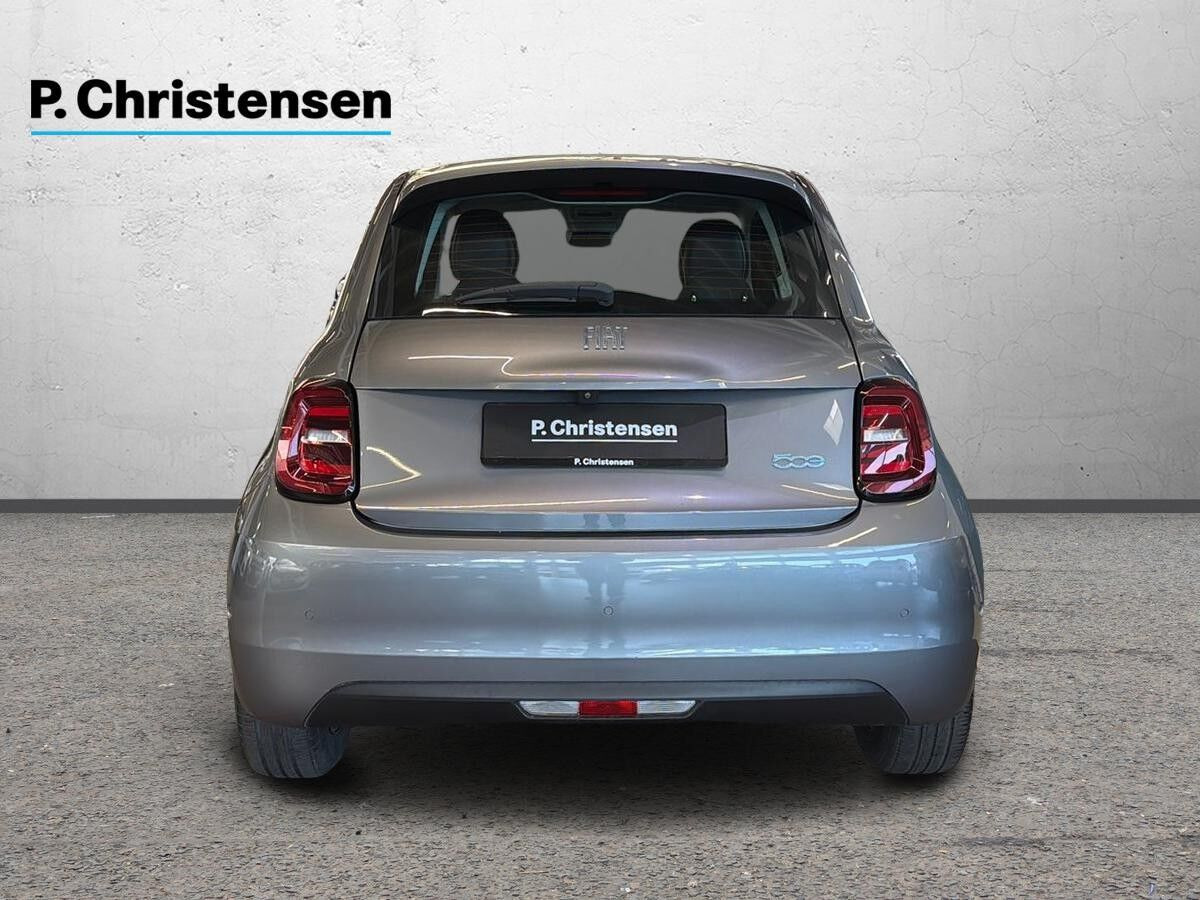 Grå Fiat 500e fra 2023
