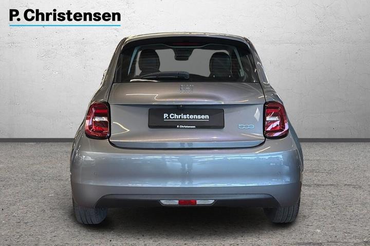 Grå Fiat 500e fra 2023