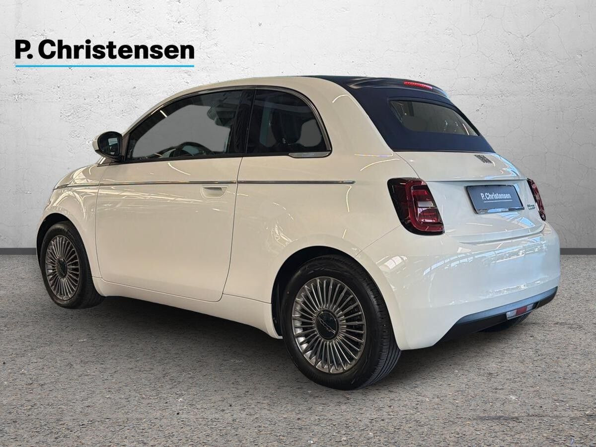 Hvid Fiat 500e fra 2023