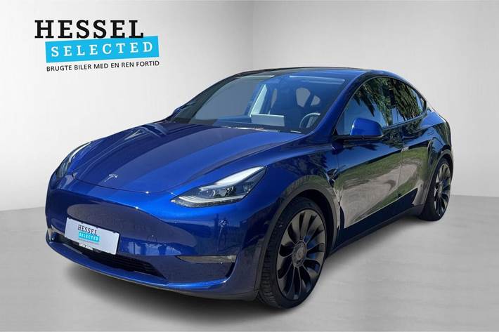 Blå Tesla Model Y fra 2025 set udefra