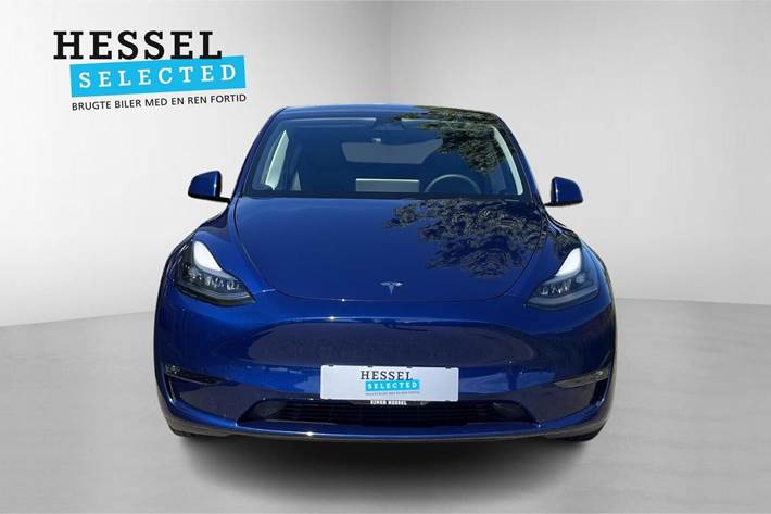 Blå Tesla Model Y fra 2025