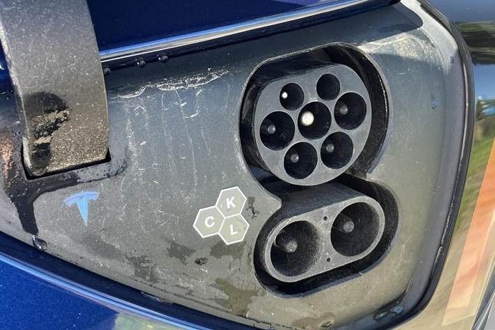 Blå Tesla Model Y fra 2025