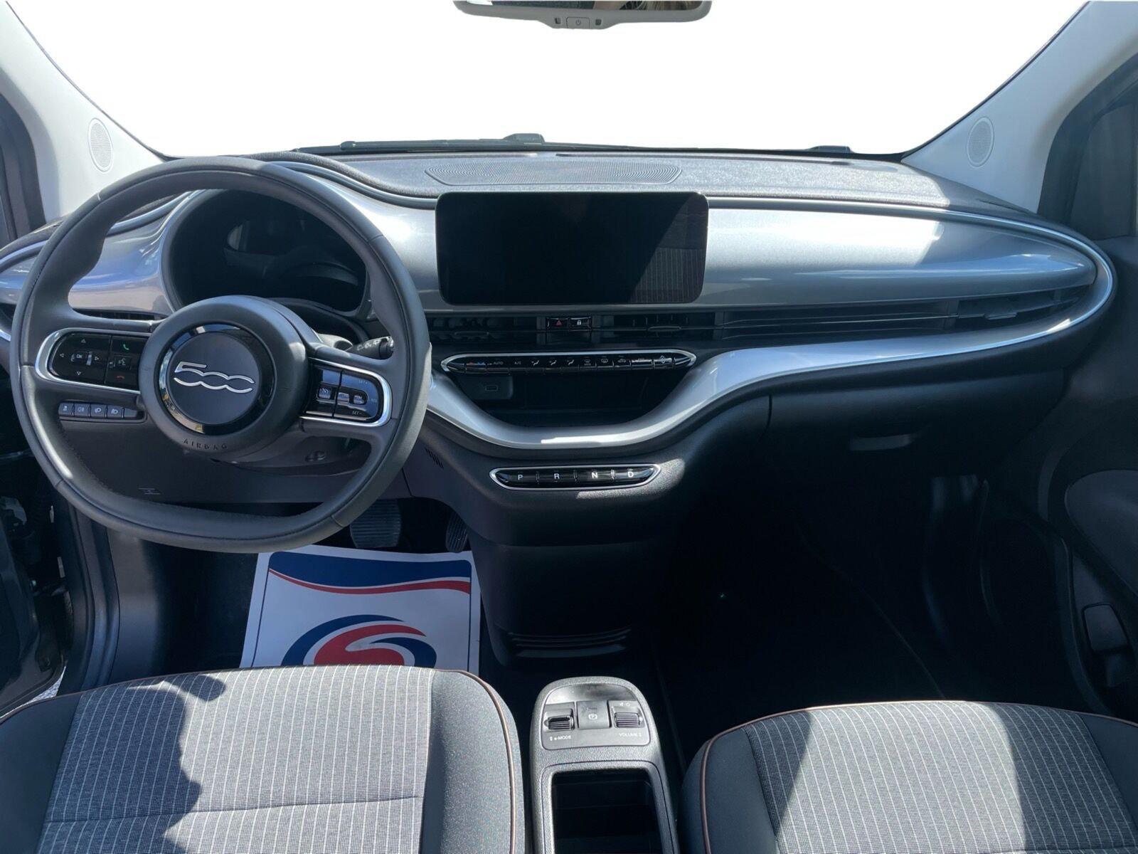 Grå Fiat 500e fra 2022
