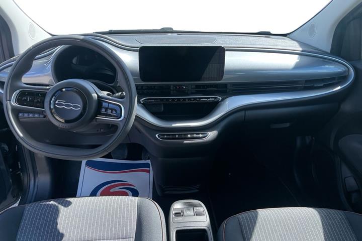 Grå Fiat 500e fra 2022