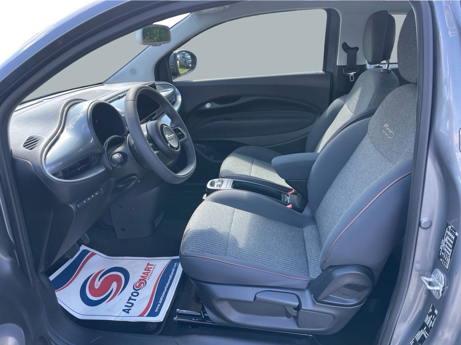 Grå Fiat 500e fra 2022
