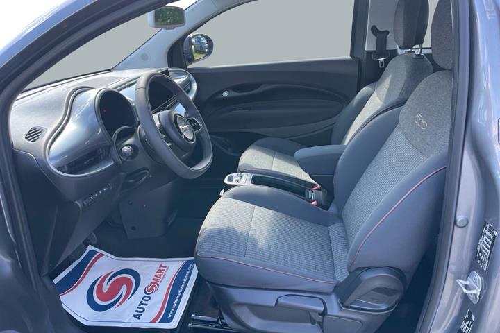 Grå Fiat 500e fra 2022