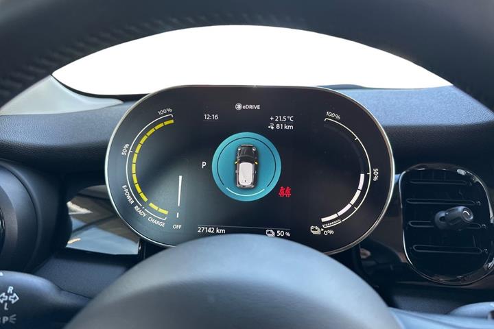 Grå Mini Cooper fra 2023