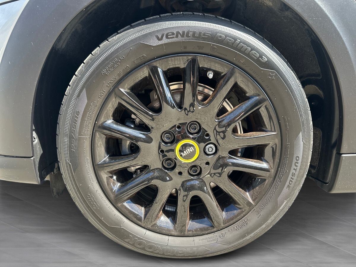 Grå Mini Cooper fra 2023