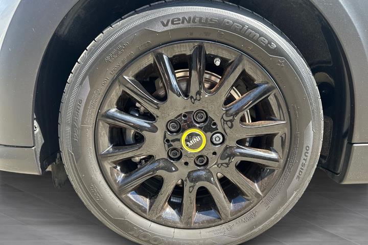 Grå Mini Cooper fra 2023