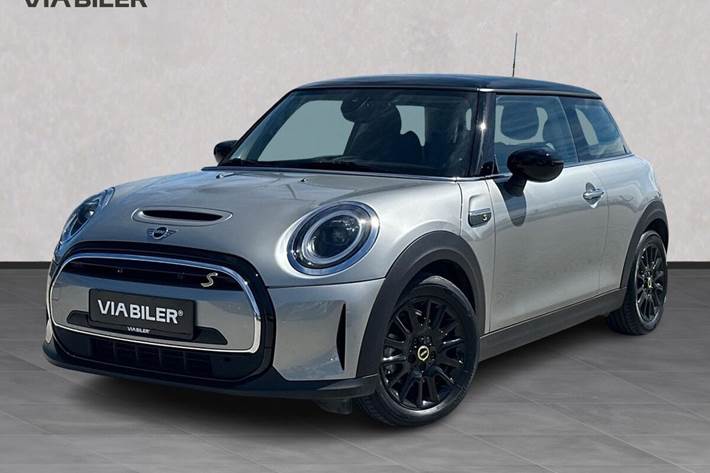 Sølv Mini Cooper fra 2023 set udefra