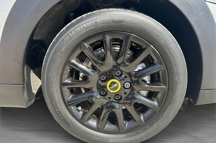 Sølv Mini Cooper fra 2023