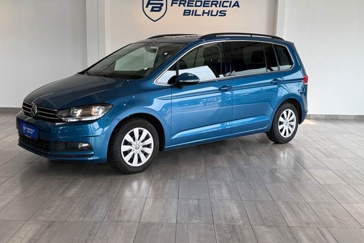 Blå VW Touran fra 2018