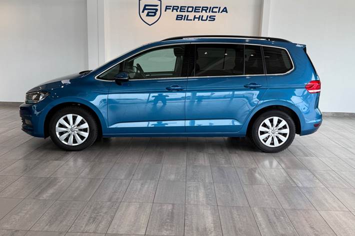 Blå VW Touran fra 2018