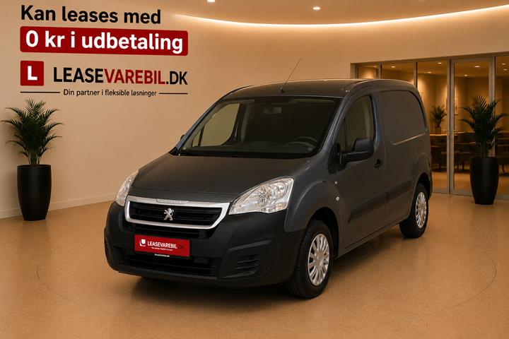 Grå Peugeot Partner fra 2017 set udefra