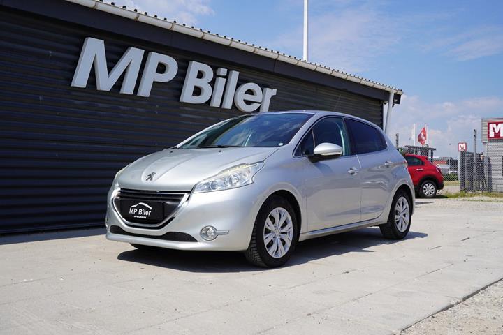 Sølv Peugeot 208 fra 2015 set udefra