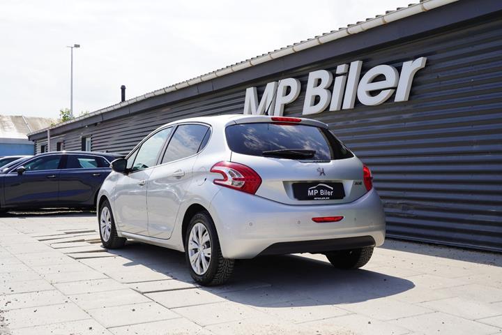 Sølv Peugeot 208 fra 2015