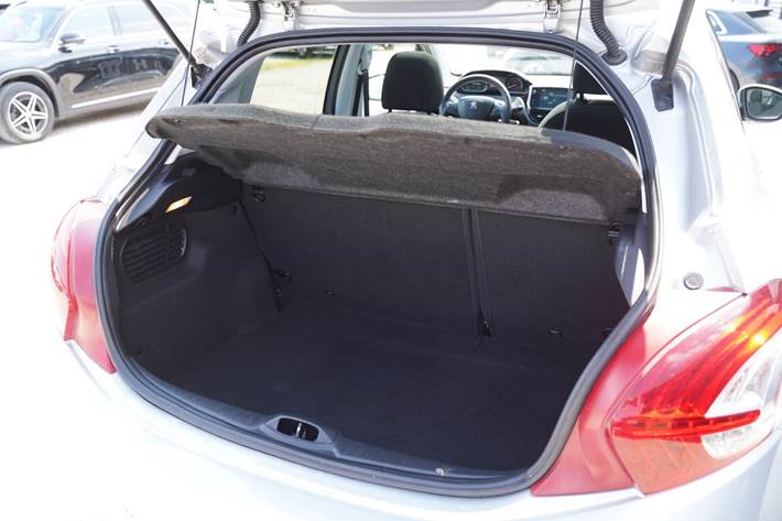 Sølv Peugeot 208 fra 2015