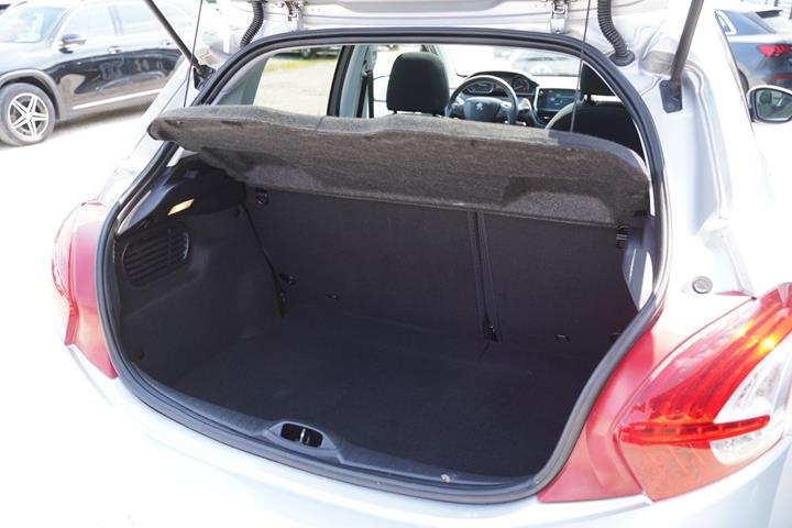 Sølv Peugeot 208 fra 2015