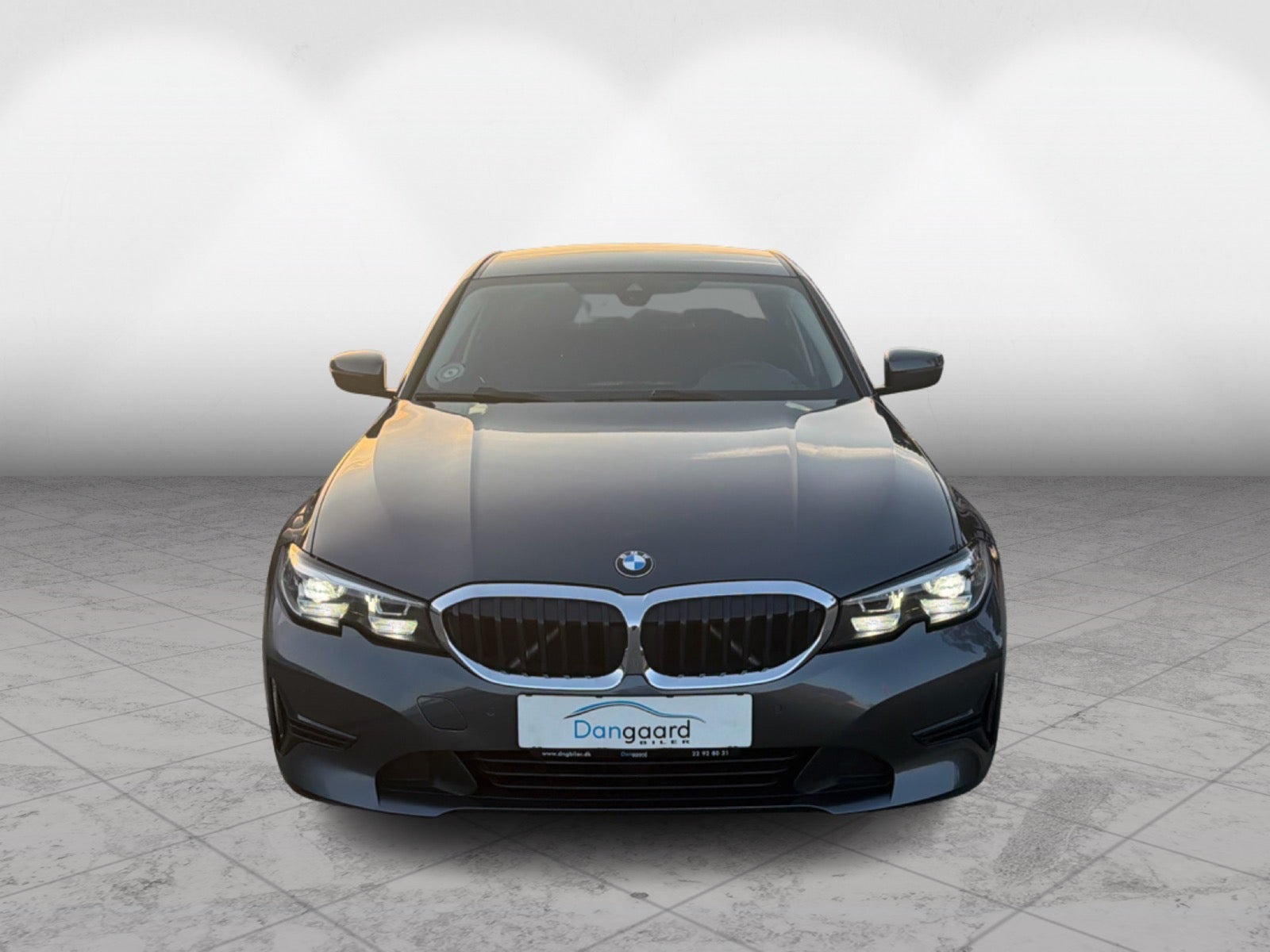 Grå BMW 320i fra 2019