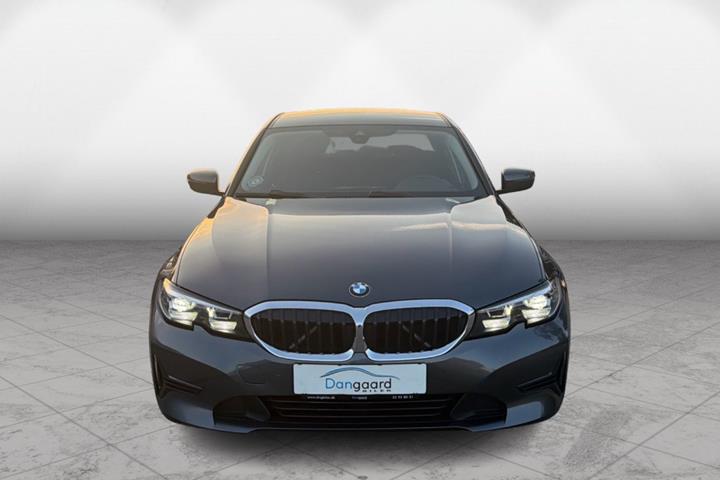 Grå BMW 320i fra 2019