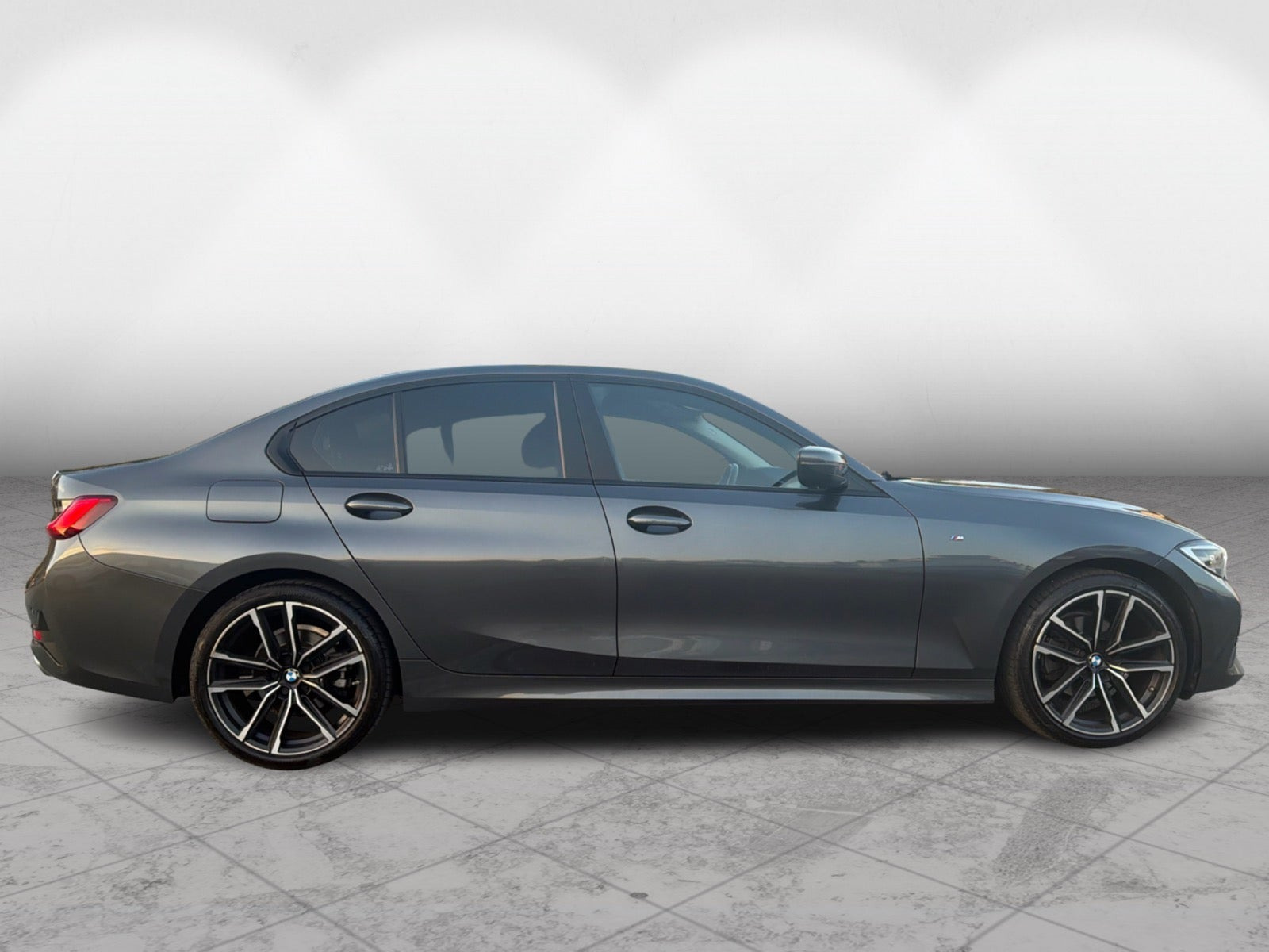 Grå BMW 320i fra 2019