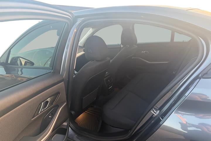 Grå BMW 320i fra 2019