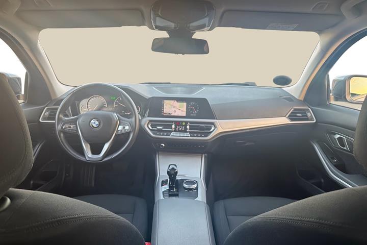 Grå BMW 320i fra 2019