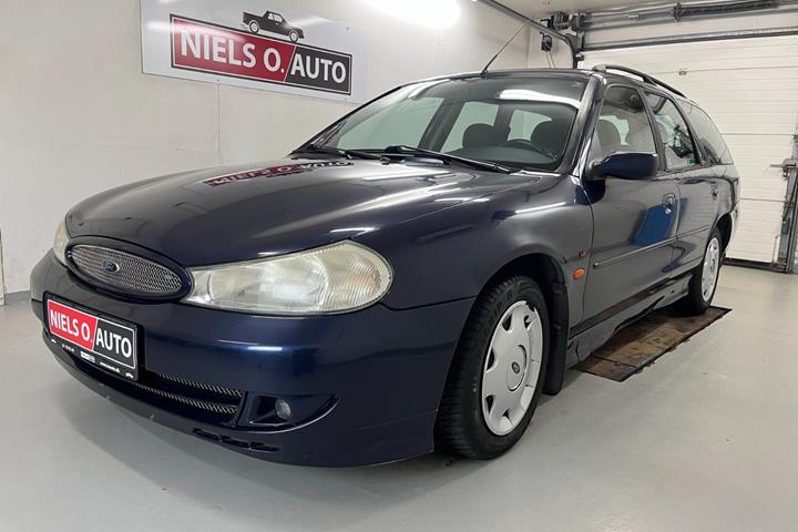 Blå Ford Mondeo fra 2000 set udefra
