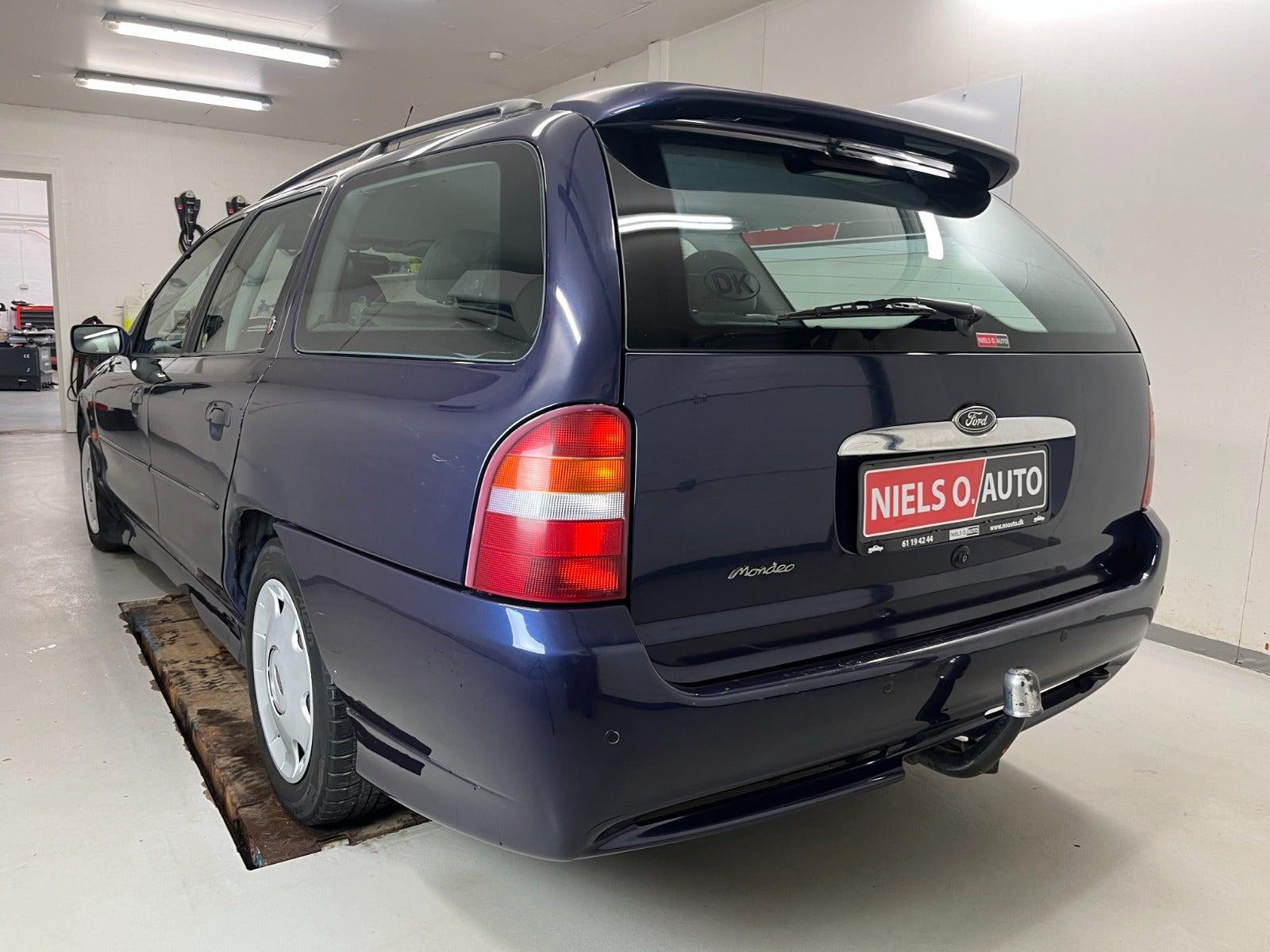 Blå Ford Mondeo fra 2000