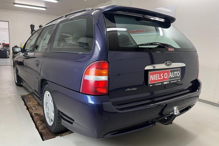 Blå Ford Mondeo fra 2000