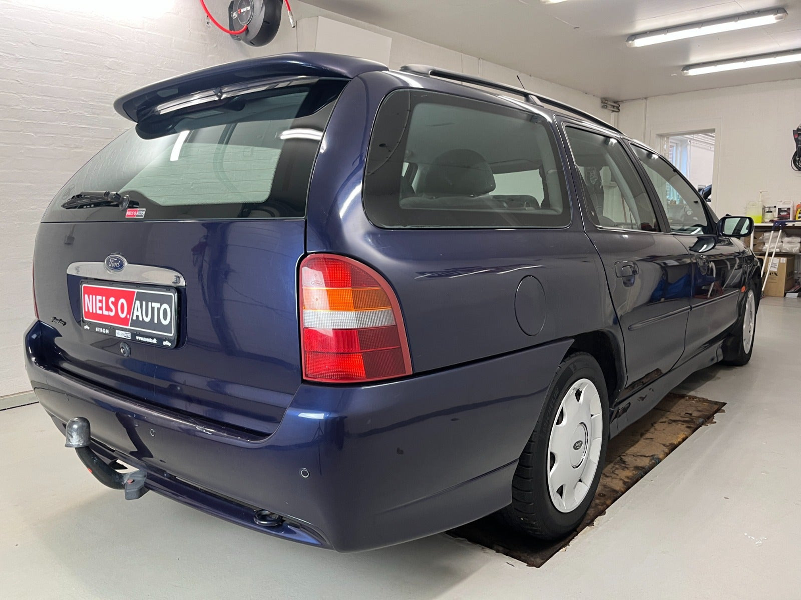 Blå Ford Mondeo fra 2000
