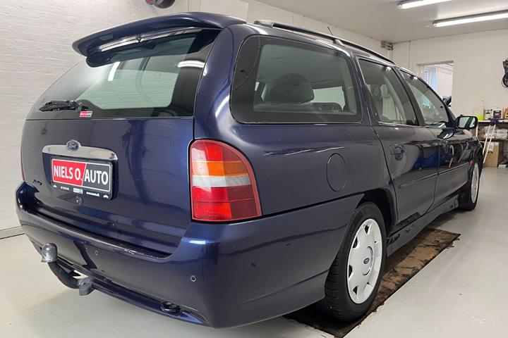 Blå Ford Mondeo fra 2000