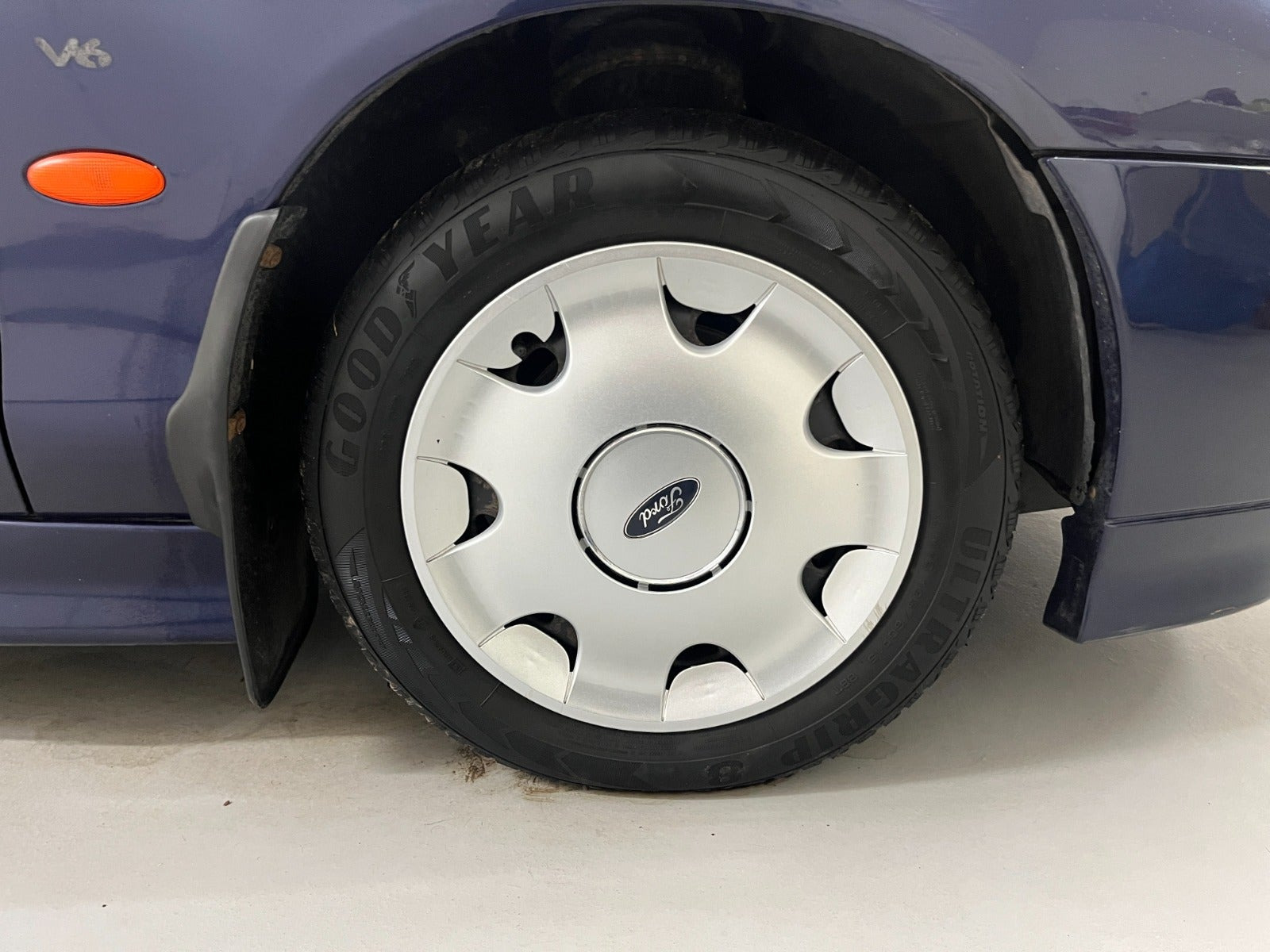 Blå Ford Mondeo fra 2000