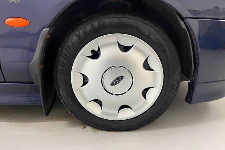 Blå Ford Mondeo fra 2000
