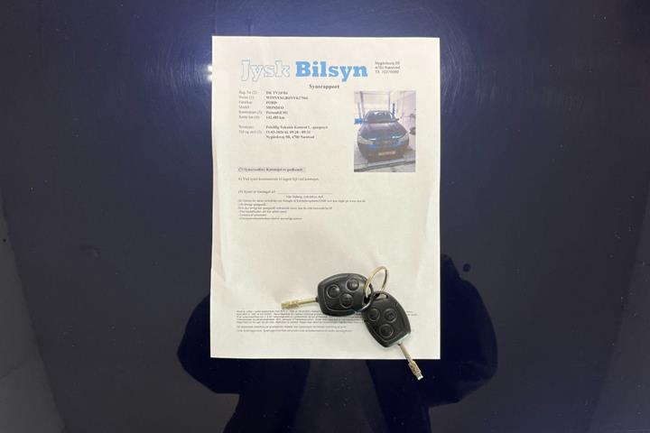 Blå Ford Mondeo fra 2000