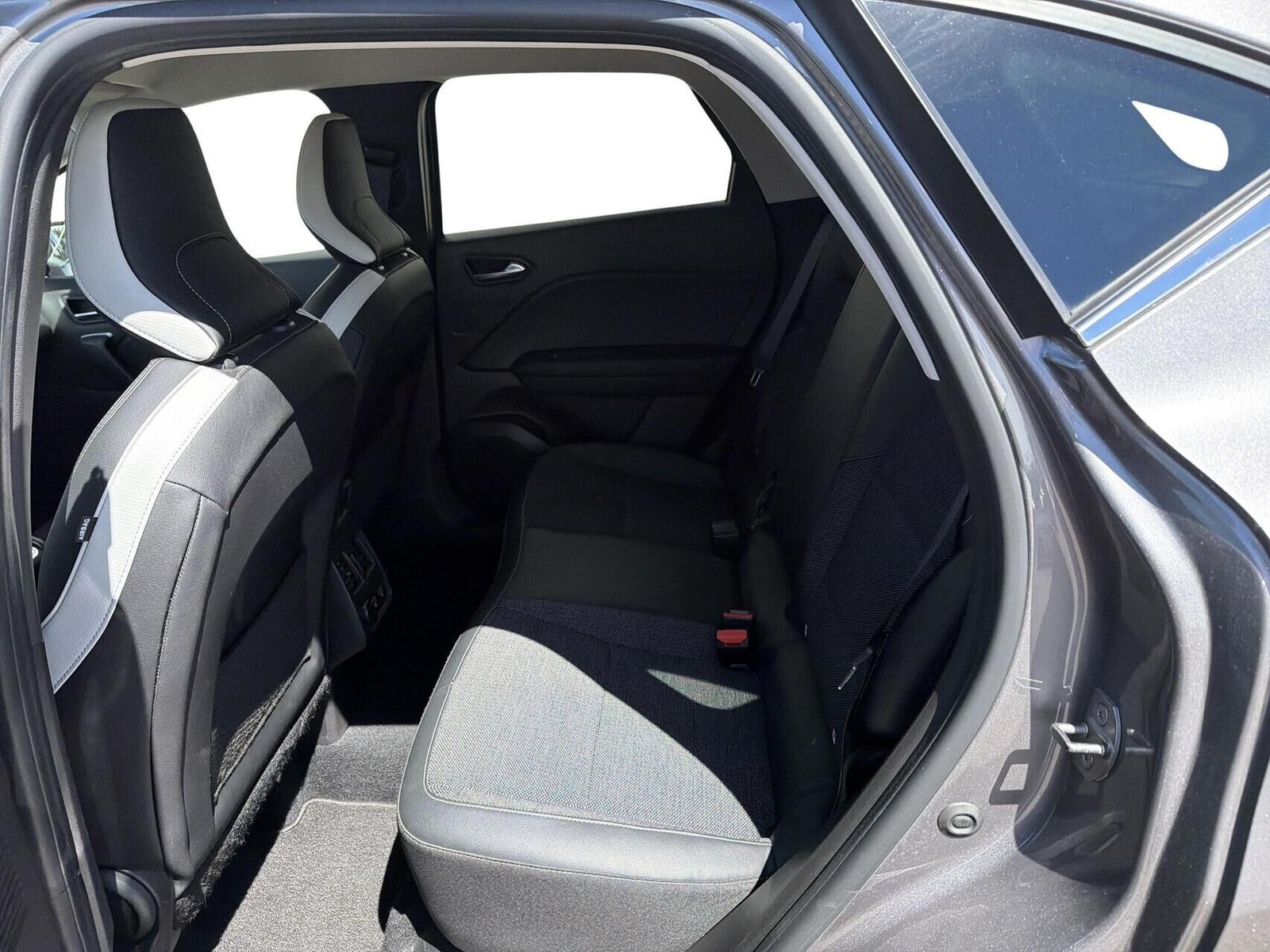 Beige Renault Captur fra 2023