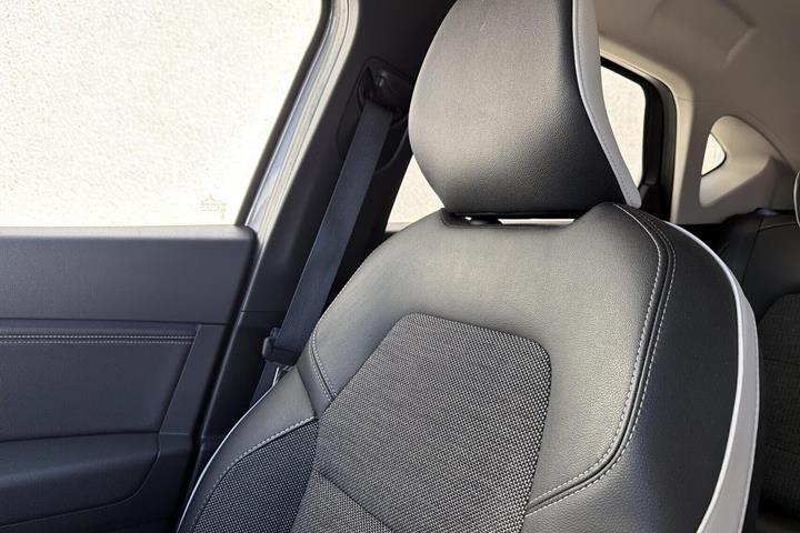 Beige Renault Captur fra 2023