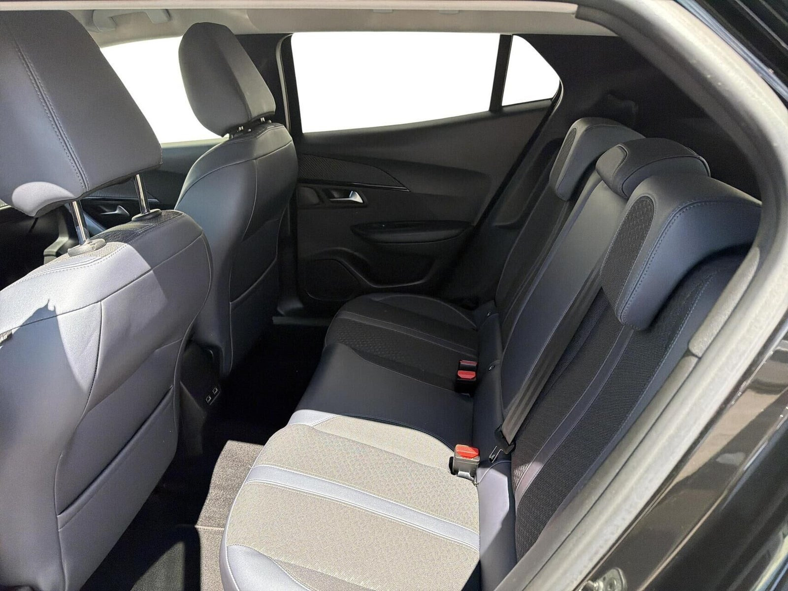 Sort Peugeot 2008 fra 2020