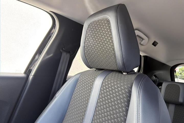 Sort Peugeot 2008 fra 2020