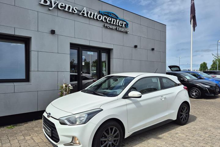 Hvid Hyundai i20 Coupé fra 2017 set udefra